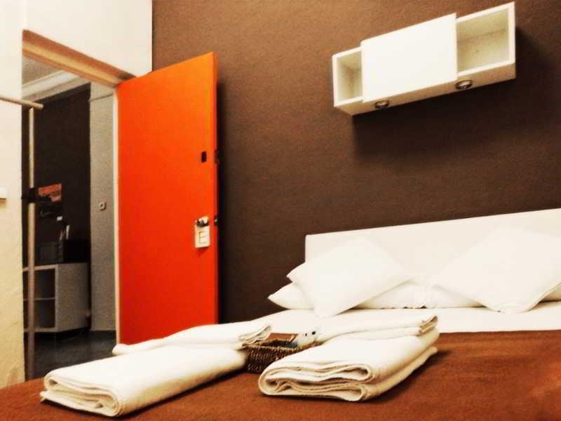 ברצלונה La Isla Hostal מראה חיצוני תמונה